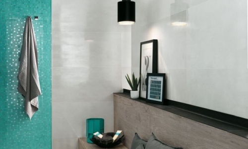 Fliese Holzoptik mit Anthrazit, Wandfl. weiß-glzd. & Mosaik türkis