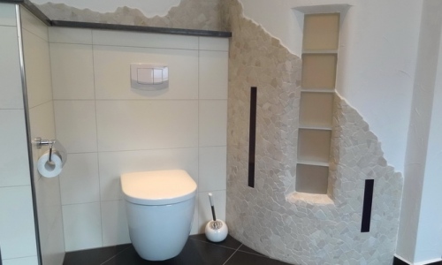 Naturstein Bruchmosaik cremé mit lila Glaseinleger