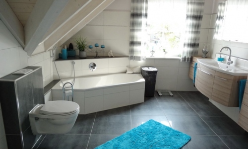 Boden anthrazit-teilpoliert und Wand weiß-matt mit Alubordüre