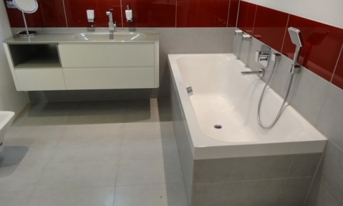 Boden Großformat grau-matt & Abschluß-Fliese rot-glänzend